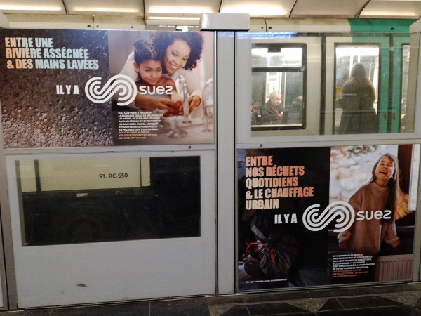 L’eau et les déchets s’affichent dans le métro  